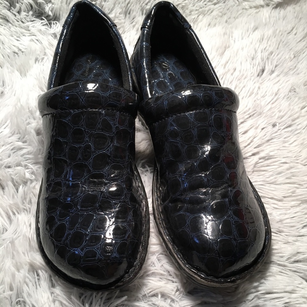 B. O. C. Faux Blue Crocodile Pattern Clogs Size W7